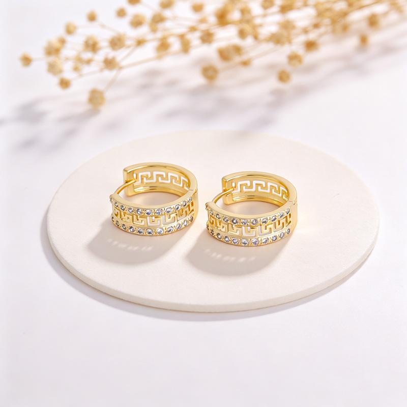 Fashion Commute Ear Cuff for Women, Zircon Inlaid Great Wall Motif Earring with 14K Gold Plated Finish
