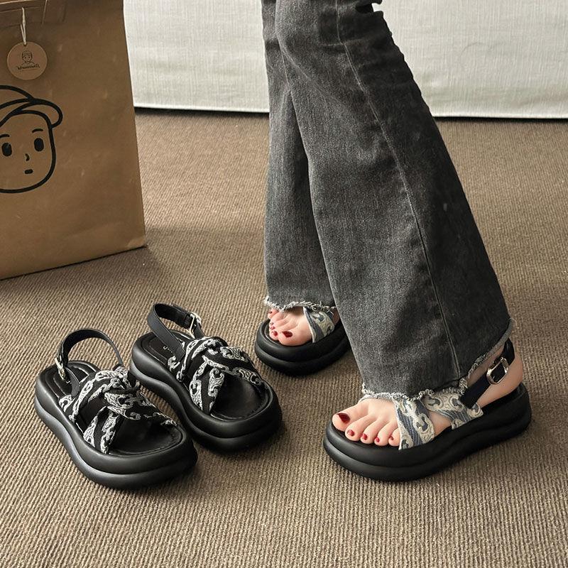 Stepping on shit, black thick-soled heightening Roman sandals for women's summer wear with skirts 2025 new seaside beach shoes