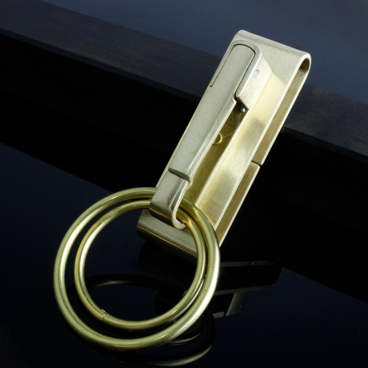Handgefertigter Edelstahl-Schlüsselanhänger mit Leder-Gürtelschlaufe - Klassisches Sportaccessoire für Herren