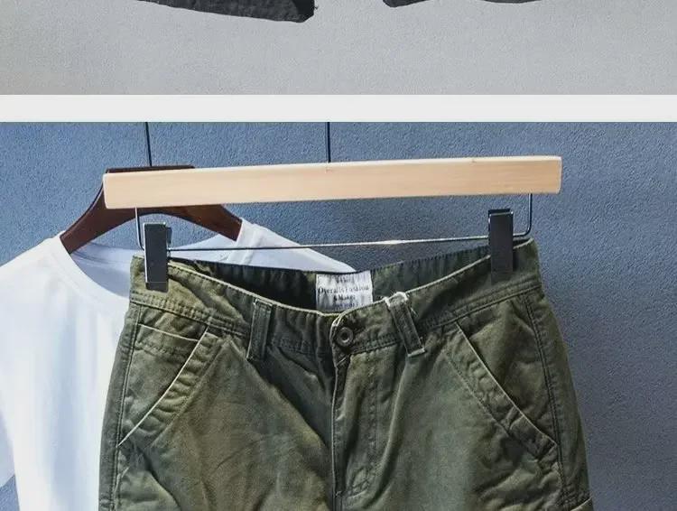 Modne, codzienne, jednokolorowe szorty męskie na lato – luźny krój, uniwersalne, idealne na plażę i do pracy.