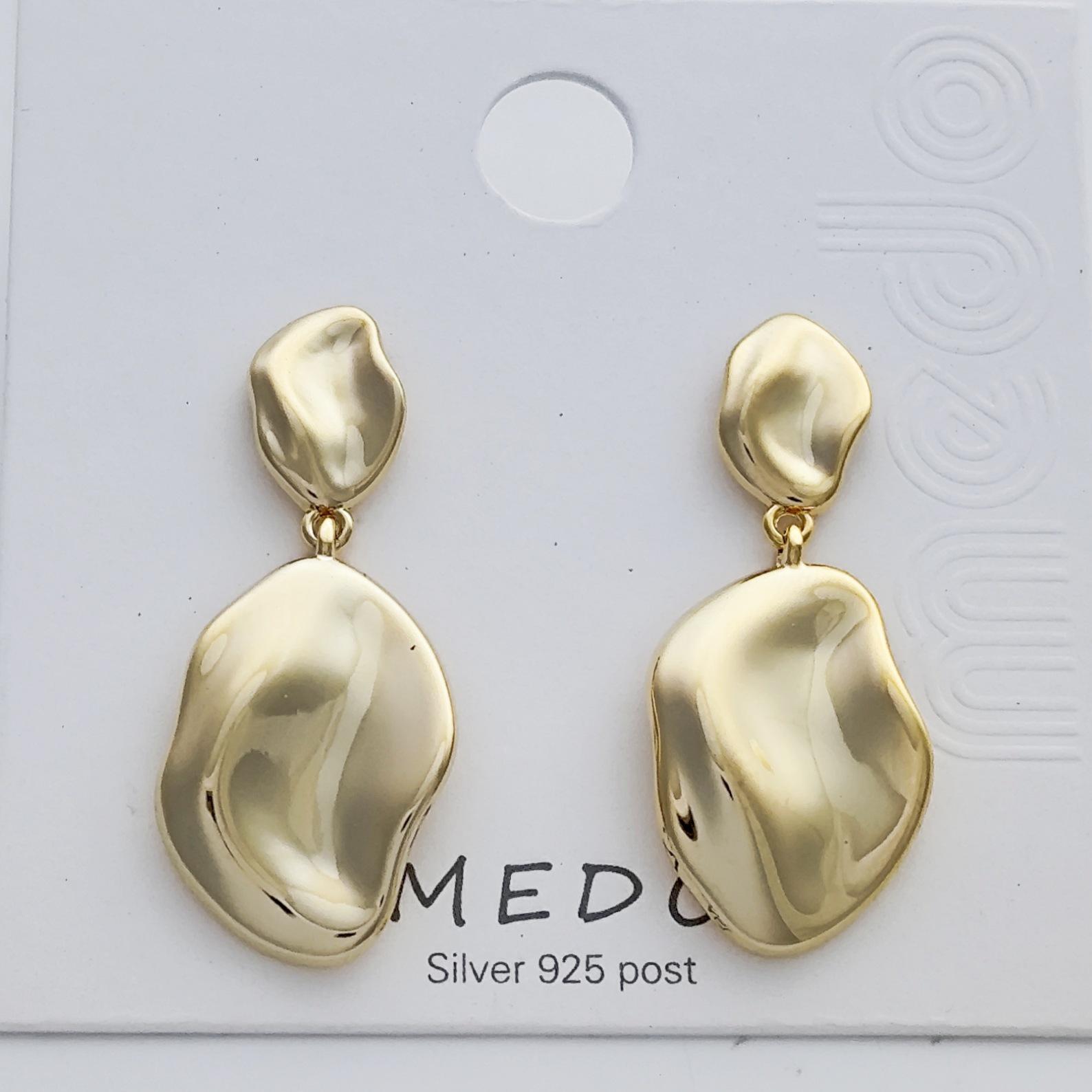 

Серьги-пусеты геометрической формы с молотковой фактурой цвета настоящего золота и серебряной иглой для женщин - европейский и американский стиль, гладкий сплав.