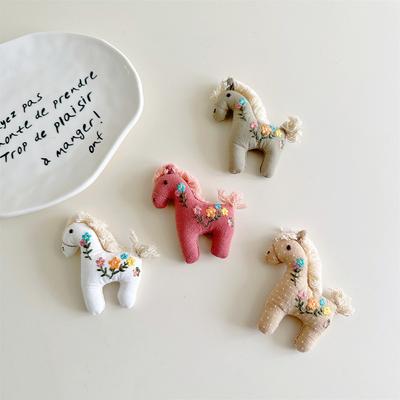 4 Stück Süße Pony Brosche Koreanischer Stil Cartoon Stoffpuppen Kleidung Zubehör DIY Brosche Tasche Anhänger Geschenk für Mädchen
