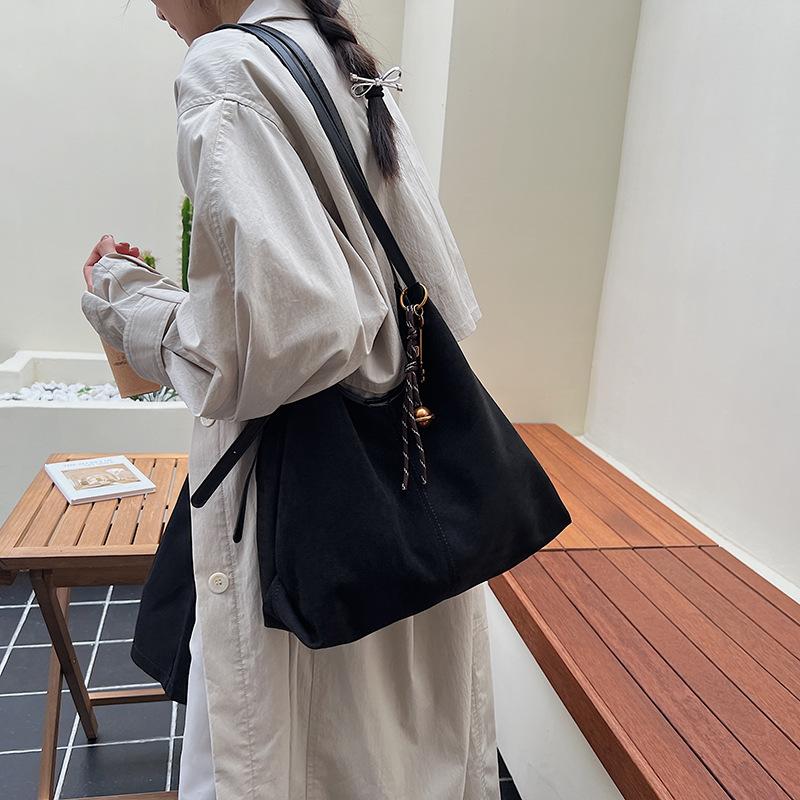 

Матовая ретро-сумка женская большой вместимости 2025 новая осенне-зимняя повседневная на плечо женская сумка-тоут для поездок на работу чёрный