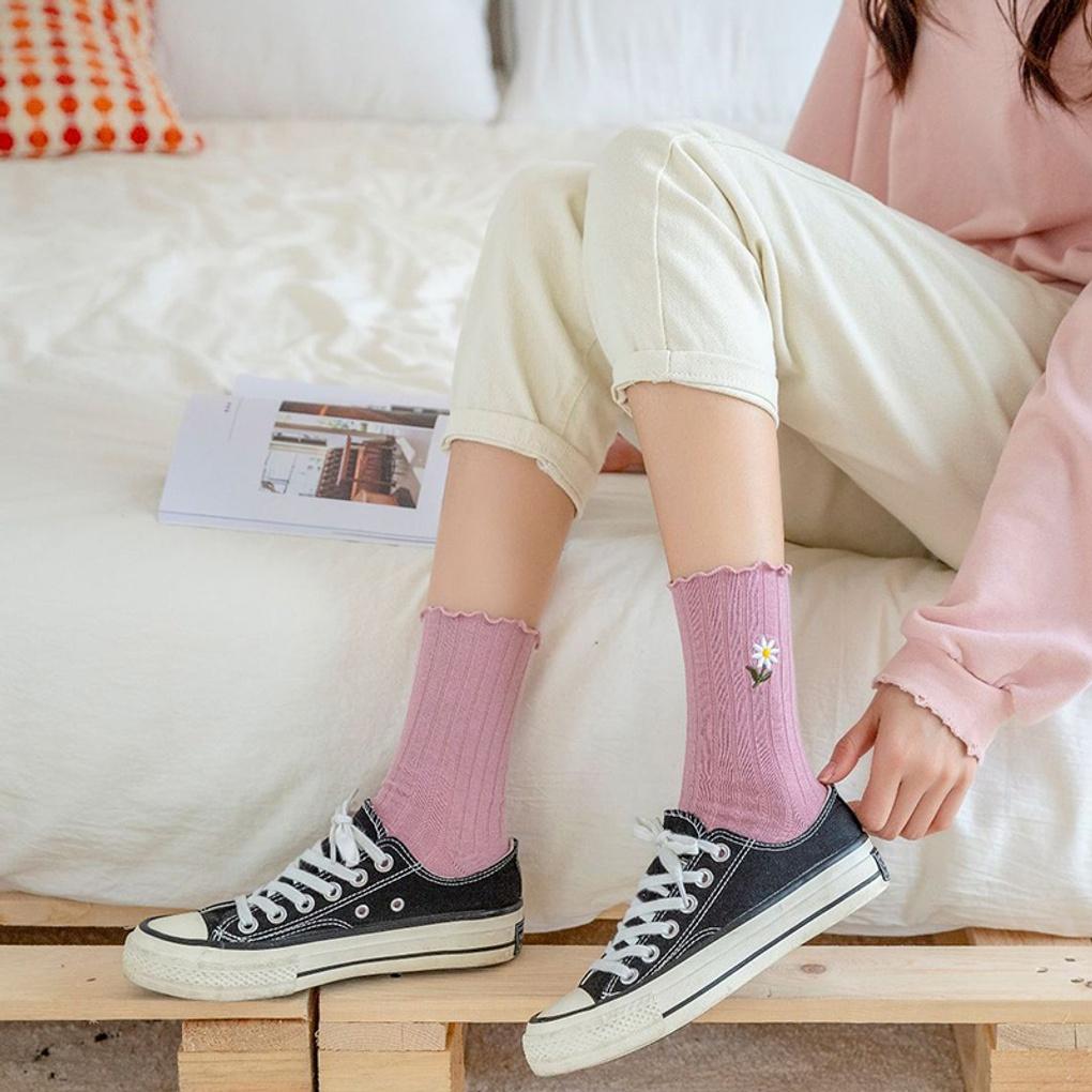 8 Pairs of Women's Daisy Frill Embroidery Compression-Free Socks