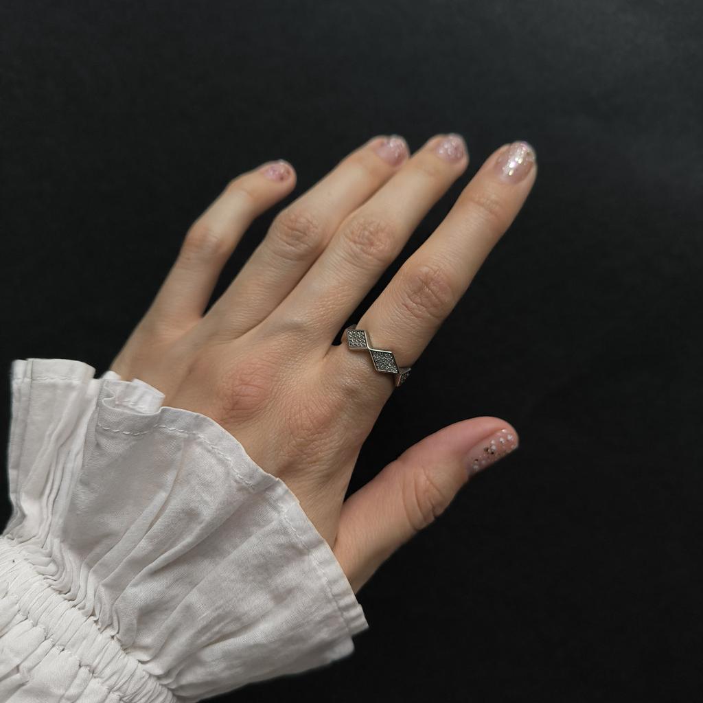Серебряное кольцо с фианитами, вес изделия 1,91 гр (2209423)