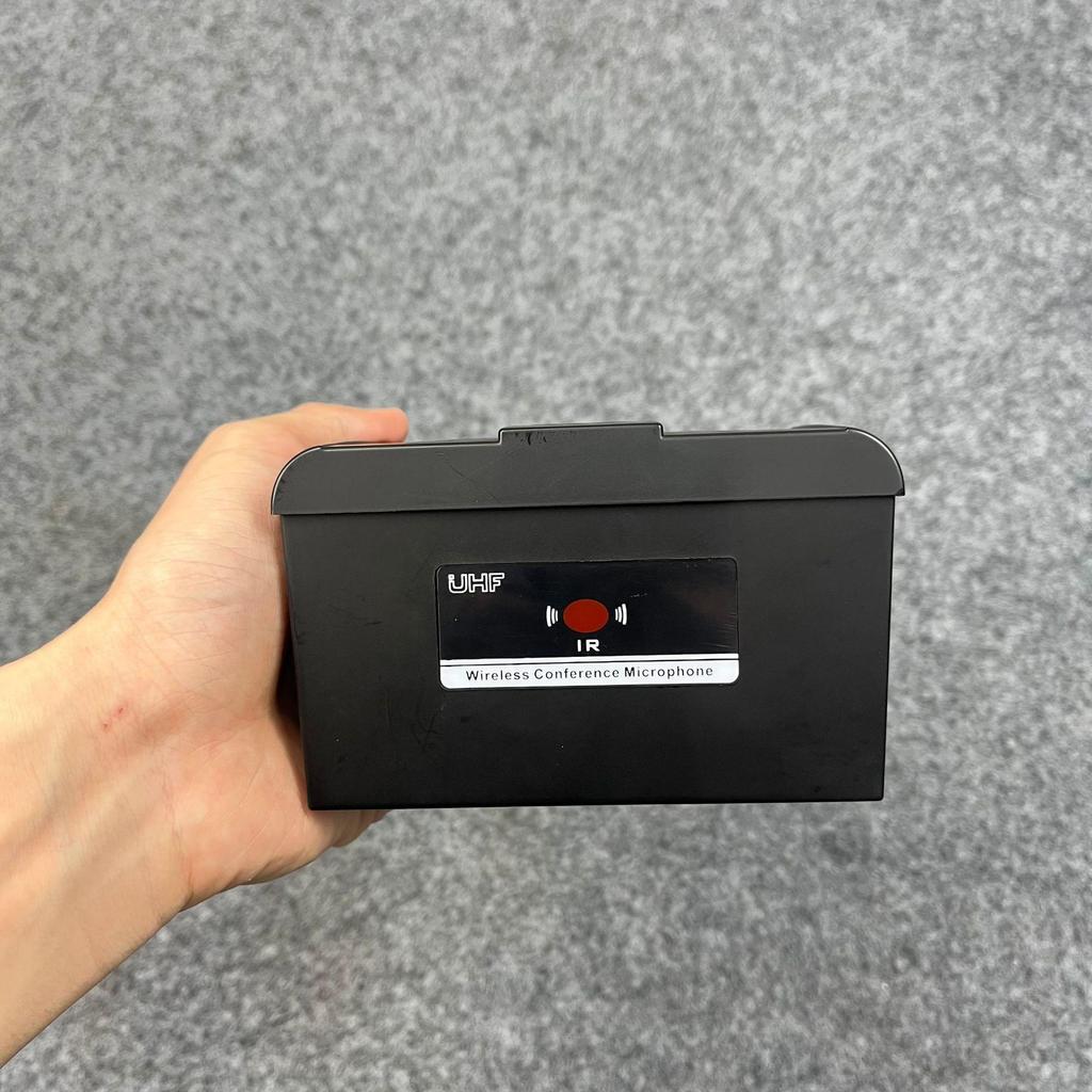 Wireless One-to-Eight Conference Microphone System