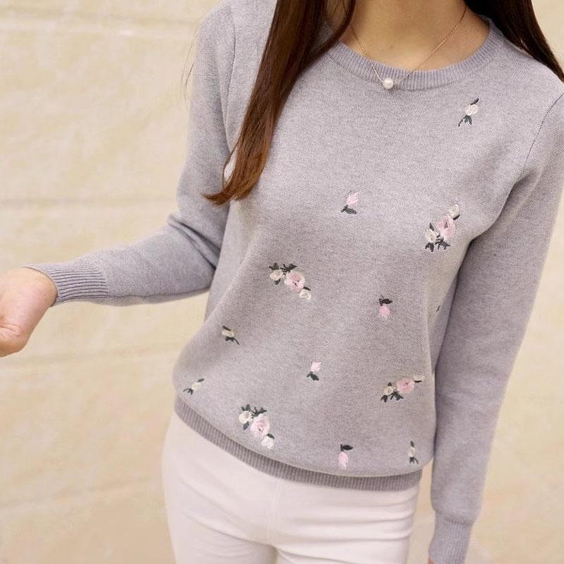

Модный и элегантный женский свитер с круглым вырезом и вышивкой цветущей сливы, теплый женский пуловер с длинным рукавом для осени и зимы S светло-серый