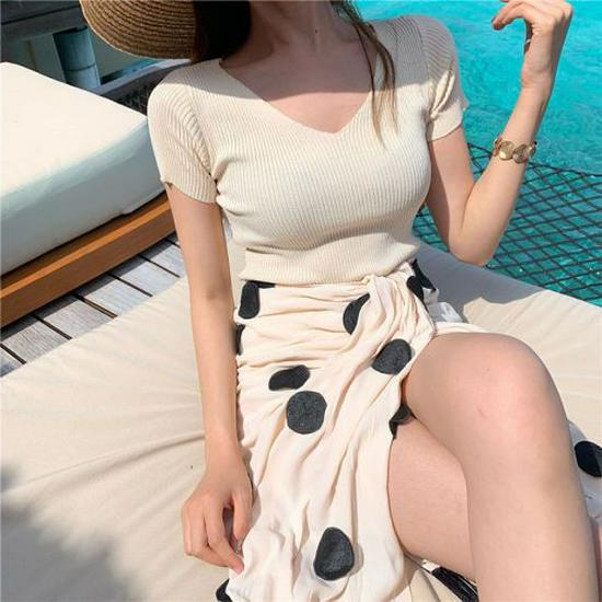 Dámské žluté pletené tričko s krátkým rukávem a výstřihem do V ve stylu léto 2025 – Jedinečný a stylový design