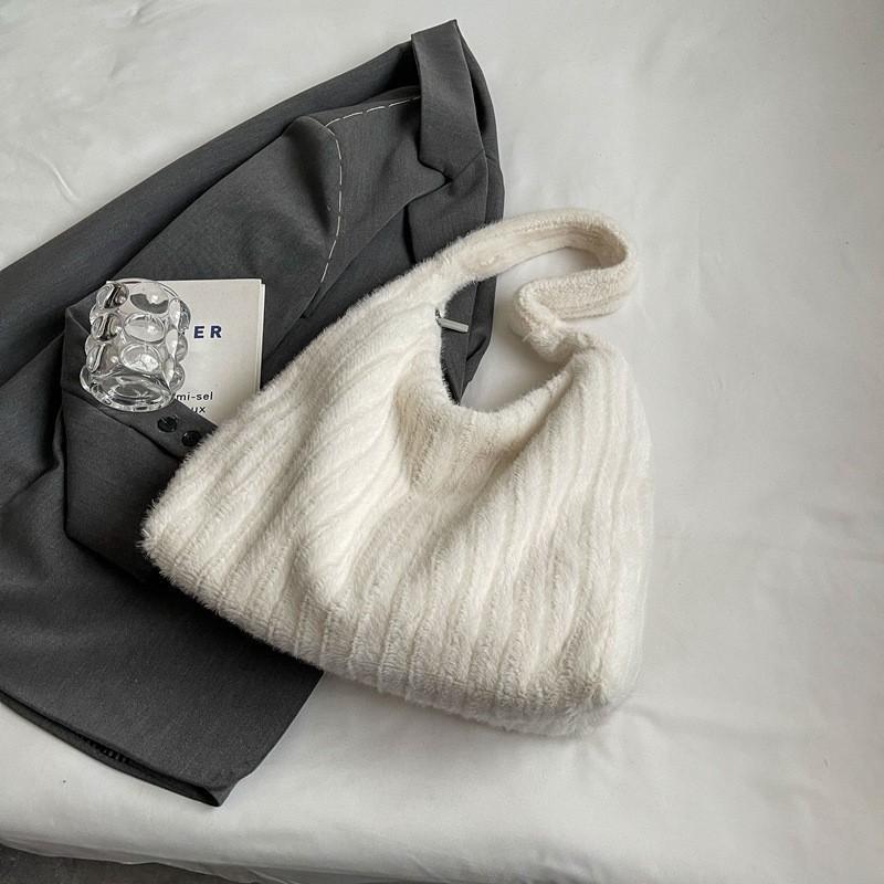 Plush Underarm Tote Bag Women's Bag 2023 New Winter Concise Single Shoulder Commuter Bag