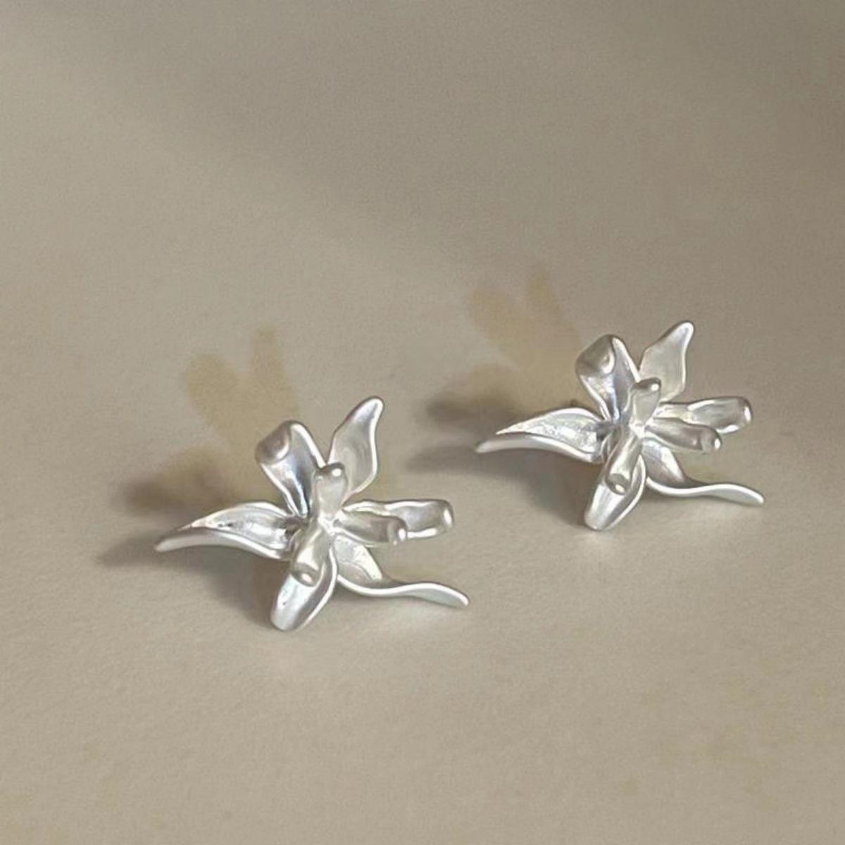 

Серьги-пусеты в виде цветка ириса серебристо-белого цвета: Винтажный матовый дизайн, элегантный и нишевый серебряный