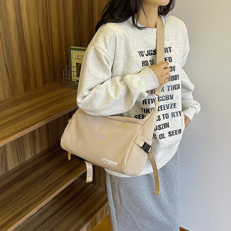 Сумка через плечо с буквенным принтом — фото 14