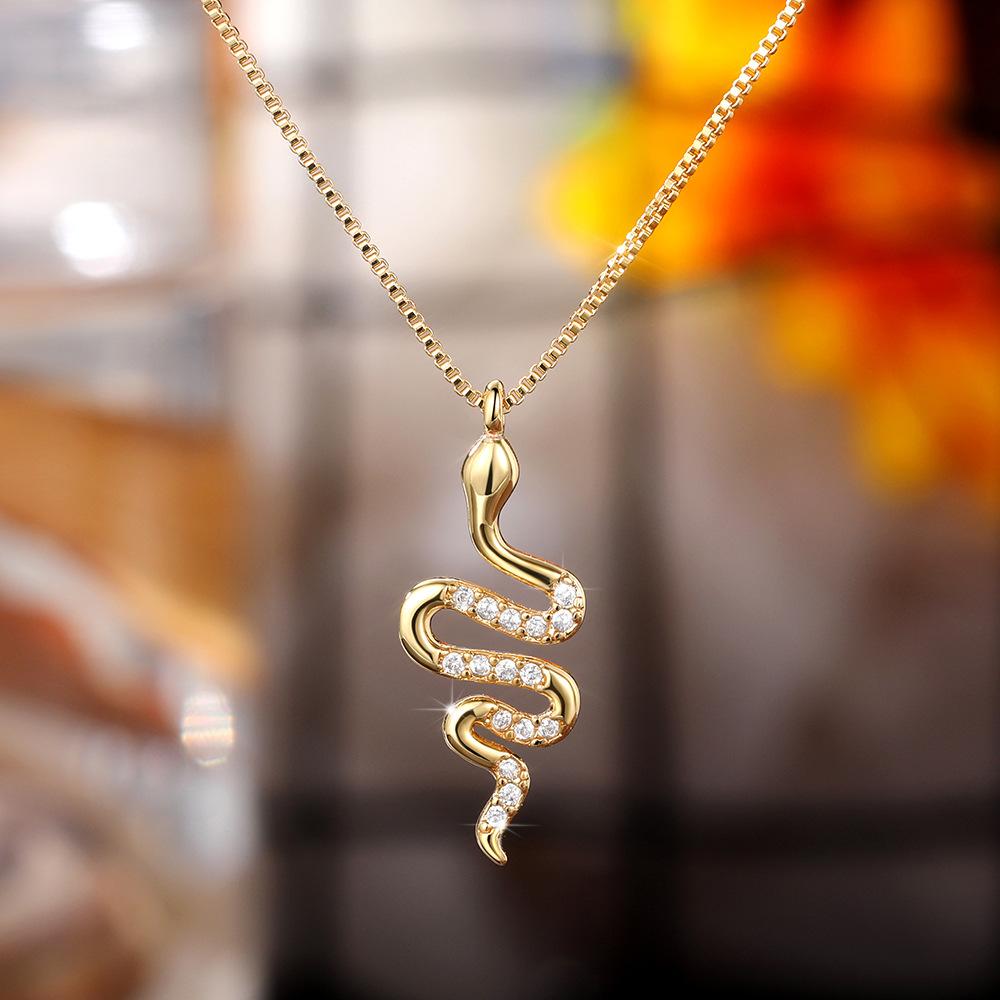 Ladies' Snake Shaped Pendant Necklace, Embellished with Synthetic Zircon, Gothic Snake Shaped Collarbone Chain, Avant-garde Daily Jewelry, Gift Giving