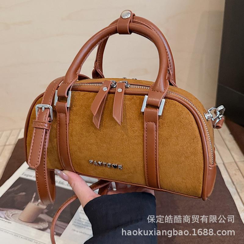 Premium sense niche bag women's autumn and winter 2025 new matte retro messenger bag casual explosion portable pillow bag