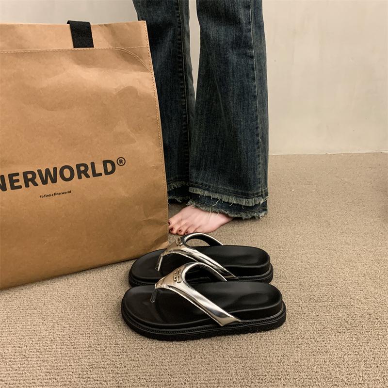 Black beach soft-soled thick-soled flip-flops for women's summer wear 2025 new versatile non-slip fairy wind sandals