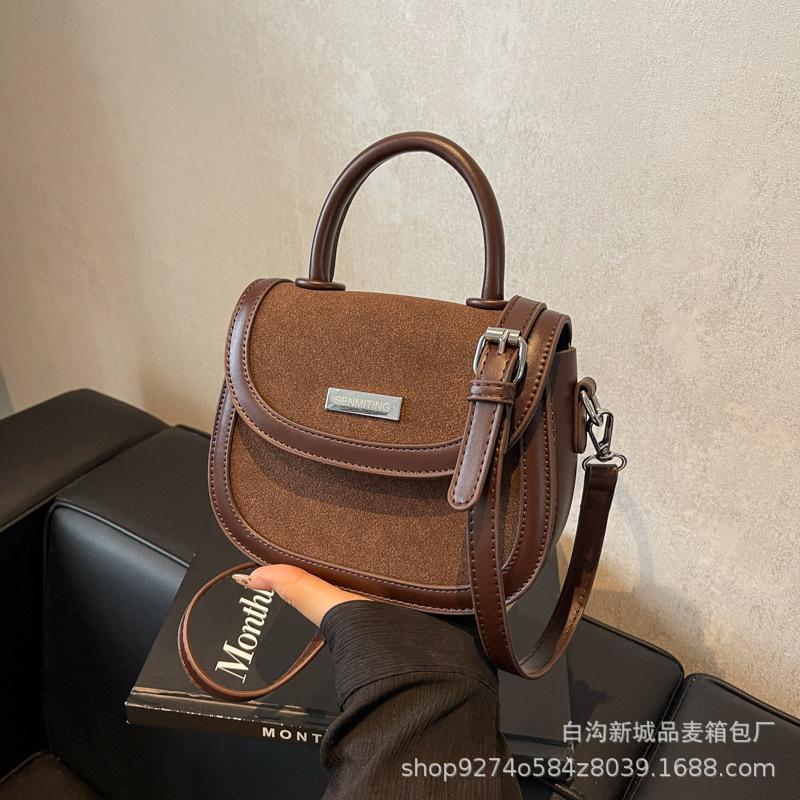 

Autumn and winter versatile portable small bag women 2025 new shoulder messenger bag design sense fashionable versatile saddle bag темно-коричневого