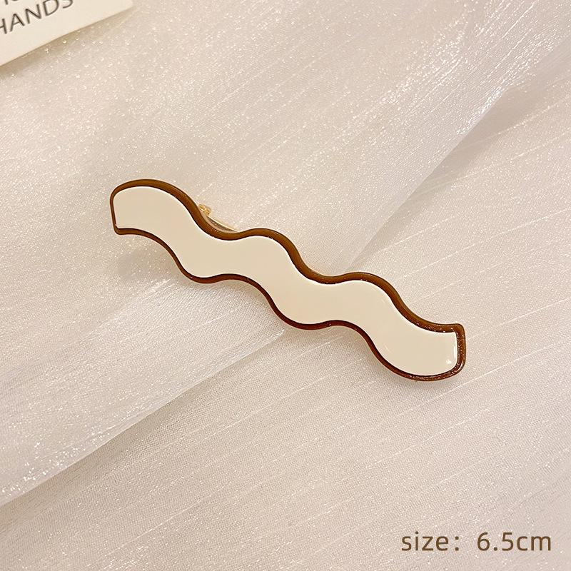 Checkerboard Black & White Plaid Hairpin: Simple, Seamless Duckbill Clip for Women