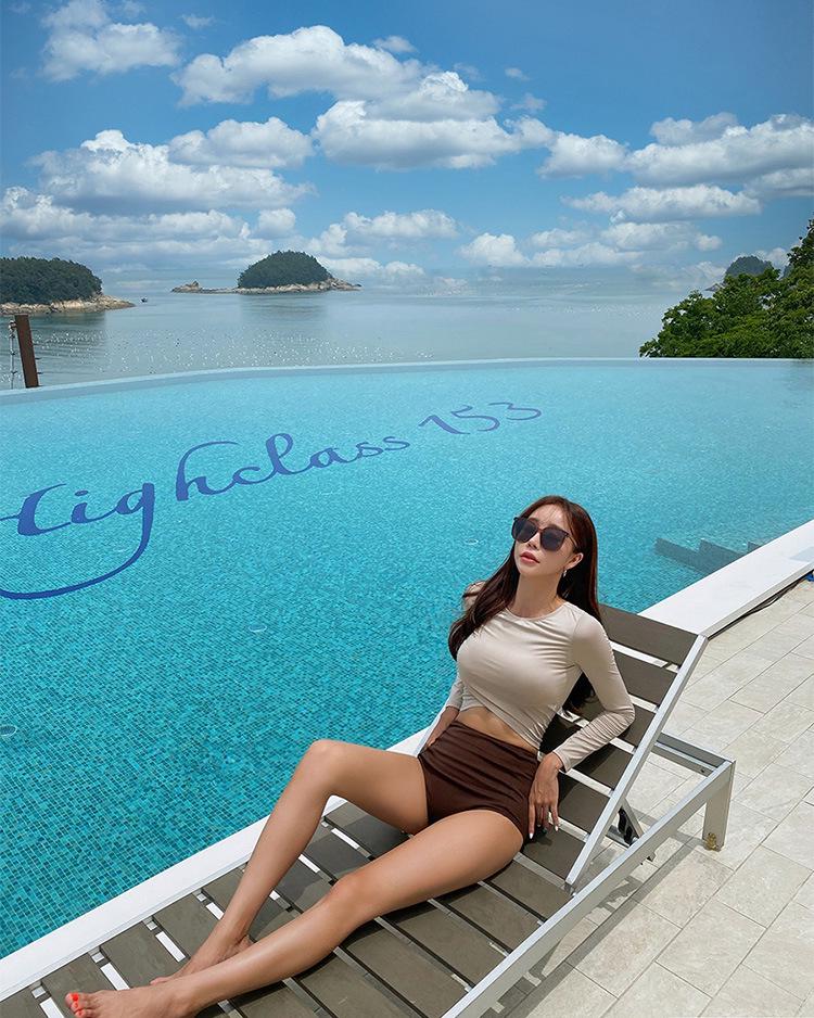 Dámský dvoudílný zeštíhlující plavkový set s vysokým pasem 2024