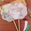 Vějíř s osmi lístky ve starobylém stylu: Poloprůhledný taneční vějíř s dlouhou rukojetí a střapci pro kostýmy Hanfu Cheongsam