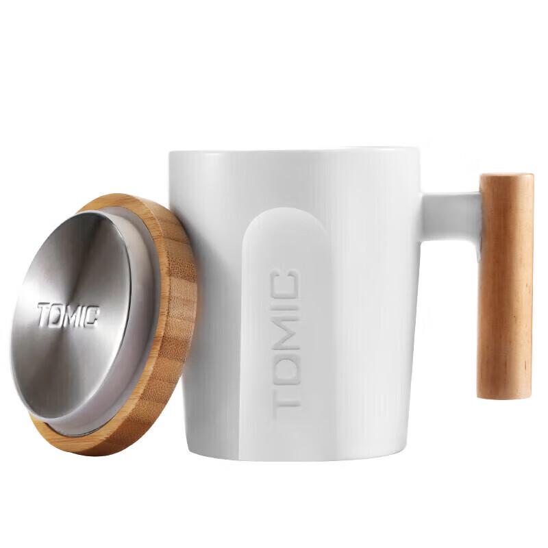 Kreativer Keramikbecher mit Holzgriff