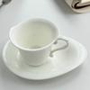 Unregelmäßige Keramiktasse und Untertasse, französische Luxus-Espressotasse, Kaffeetasse und Untertasse aus rein weißer Keramik für den Nachmittagstee