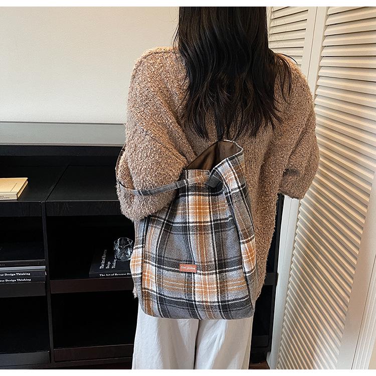 Korean Style Large Capacity Plaid Canvas Shoulder Bag for Women - Autumn/Winter 2025 Casual College Commute Tote