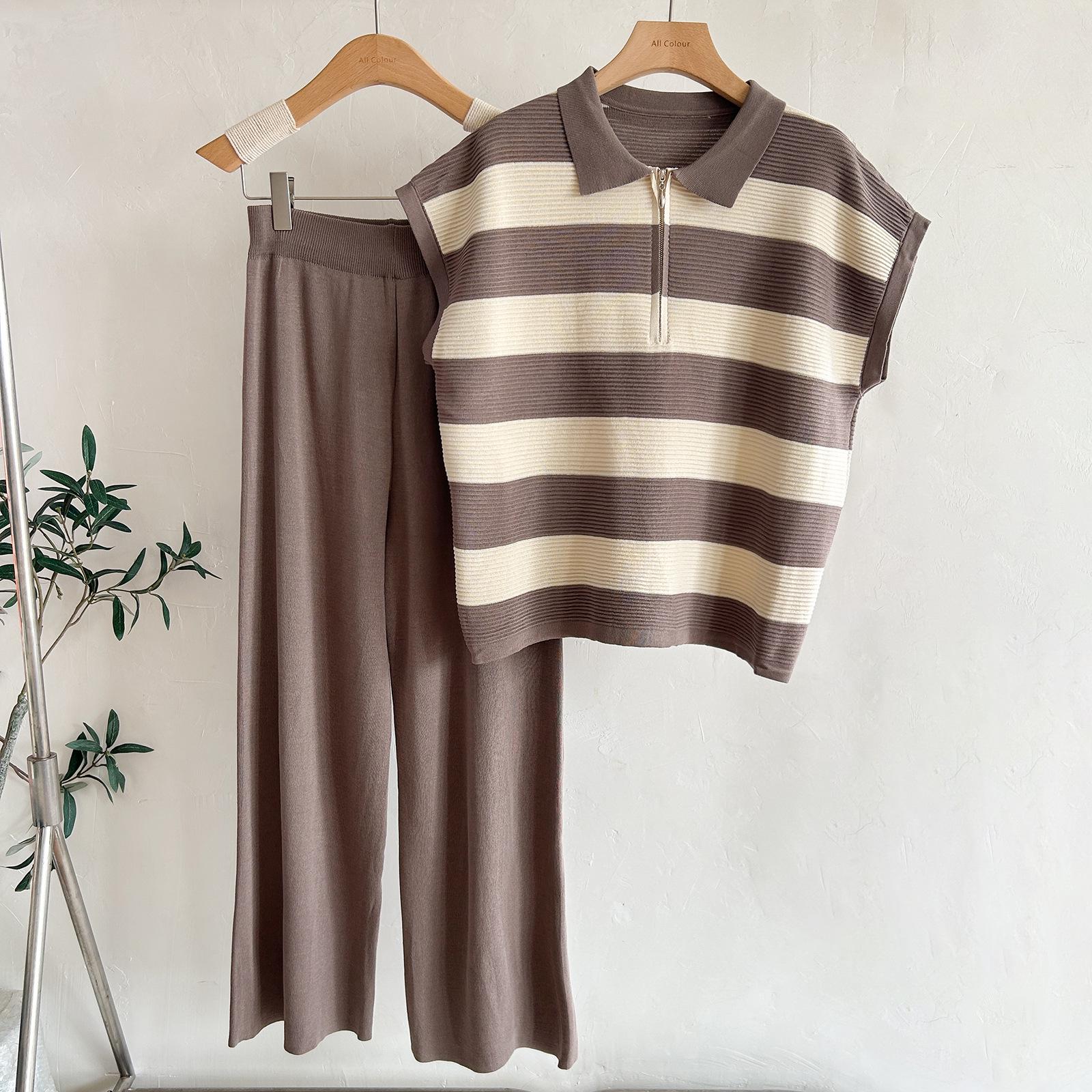 

Летний полосатый трикотажный топ без рукавов и брюки с высокой посадкой и широкими штанинами One Size кофейный