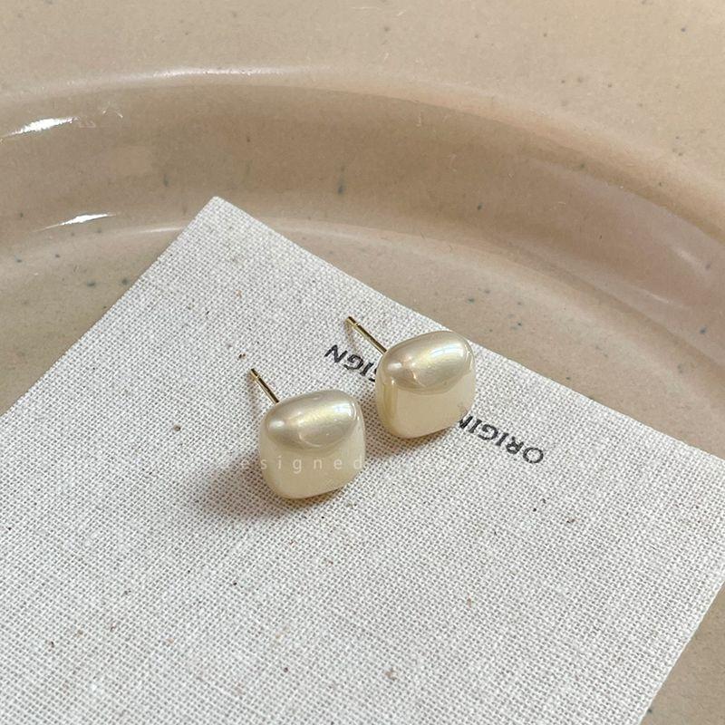 

Доступная роскошь Квадратные серьги-иглы из серебра для женщин Особый интерес Западный стиль Жемчуг Champagne square stud earrings (Silver Needle)