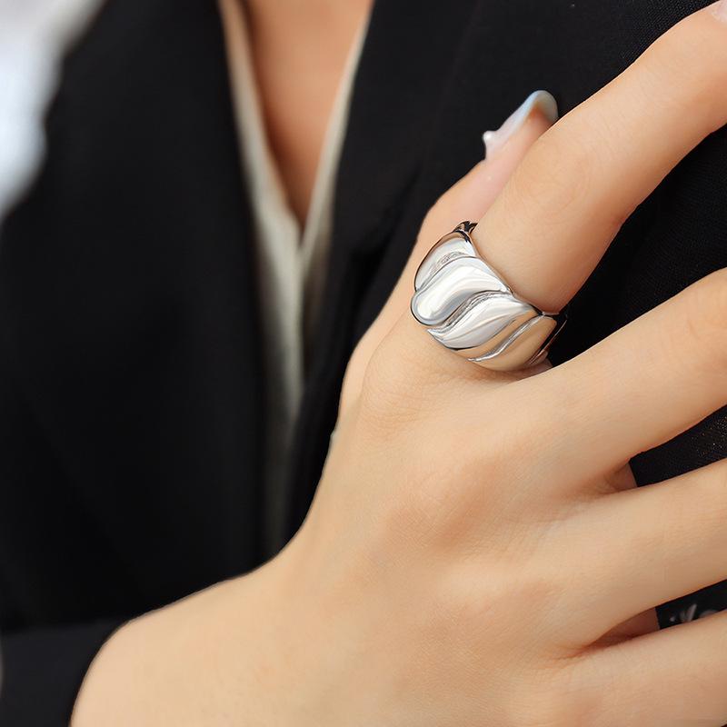 Luxurious Non-Fading Geometric Ribbed Titanium Steel Gold-Plated Ring for Women Size 8