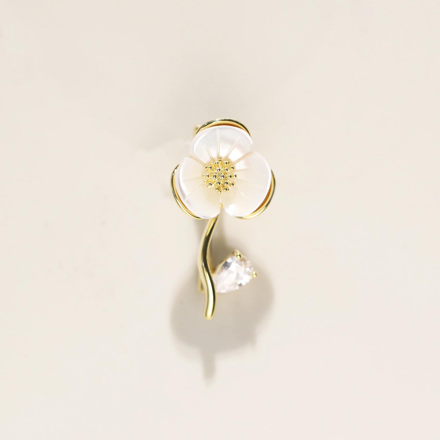 Elegant Copper Zircon Four-Leaf Clover Shell Brooch for Women