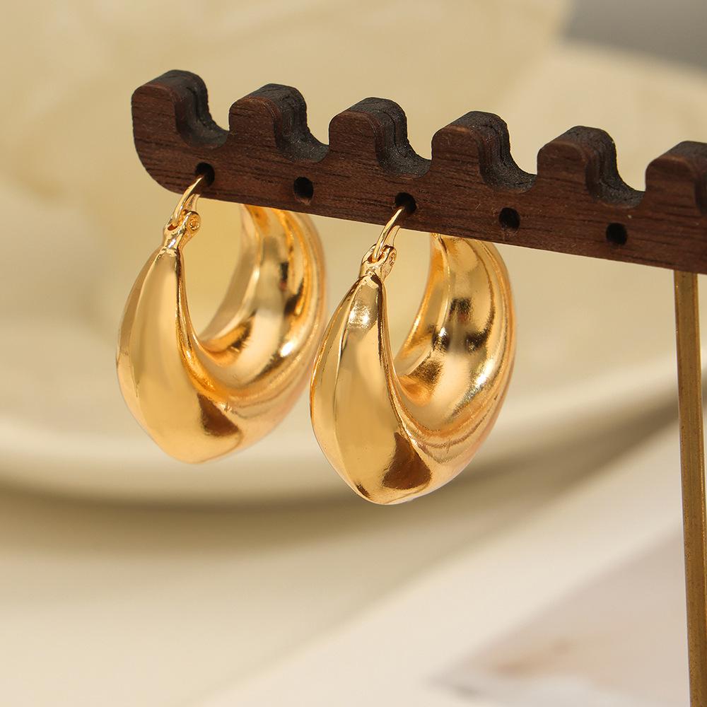 

Korean Minimalist Geometric U-Shaped Gold-Plated Titanium Steel Earrings for Women
