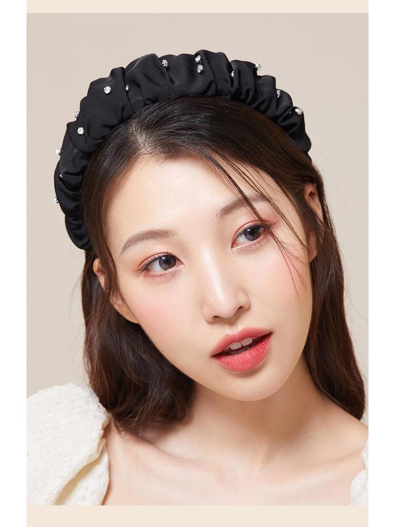 Hathaway Crystal Pleated Diamond Headband: Black Wide-Brimmed High-End Accessory for a Slimming Effect