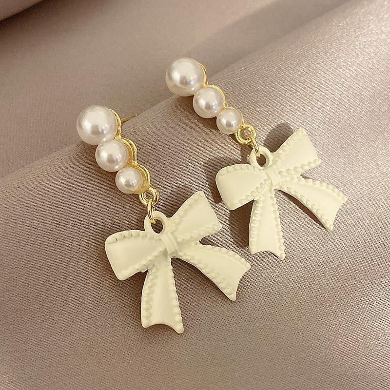 Boucles d'oreilles à tige en perles de fleur de vent parfumées à petite aiguille argentée, boucles d'oreilles légères et luxueuses, style célébrité, style rétro élégant et tendance