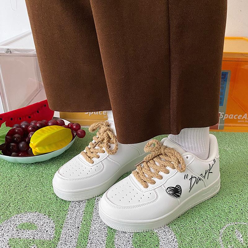 

Весняна Любов Маленьке Біле Взуття Чоловіче Вуличне Фото Маленькі Закохані Дозвілля Спорт Кеди Приплив 44