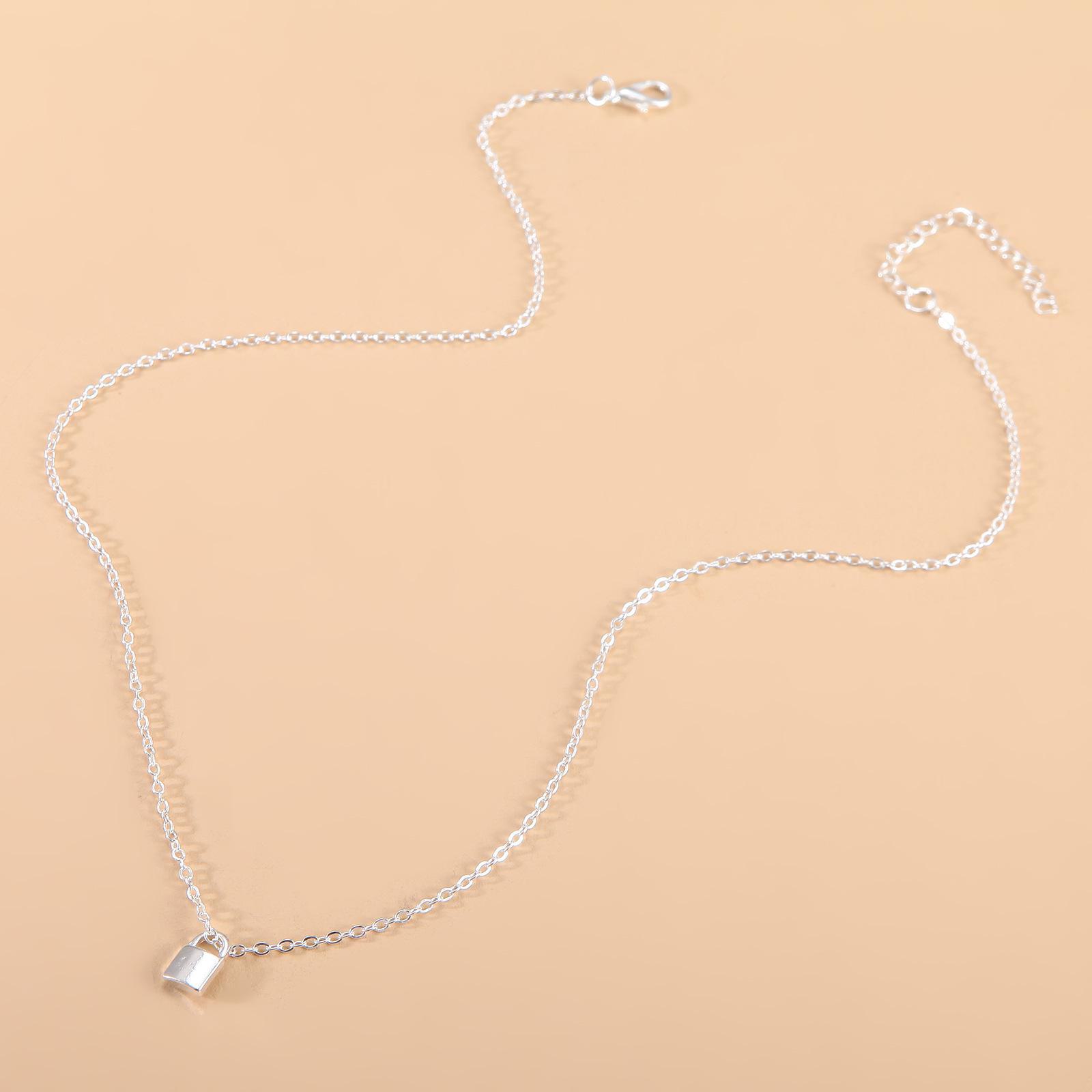 

Ожерелье с геометрическим ретро-замком: Универсальный дизайн из сплава для женщин серебряный