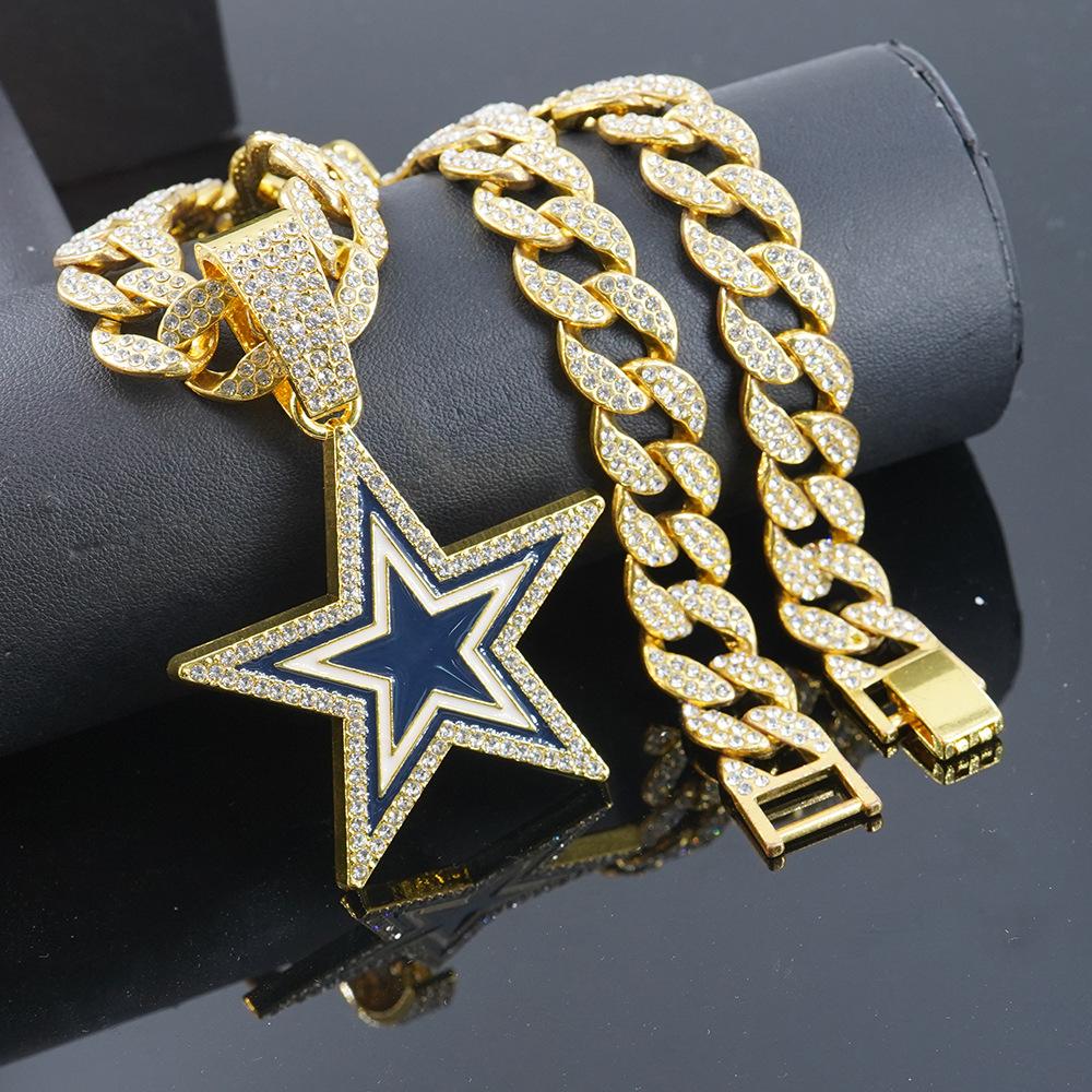 

A Chicago pendant necklace, a hip-hop fashion accessory, suitable for men to wear on holidays and everyday life.
