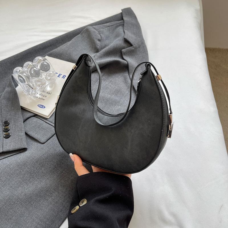 

Интернет знаменитость ретро текстура цепочка большая емкость пригородная маленькая сумка женская весна и лето 2024 новая сумка подмышкой сумка через плечо чёрный