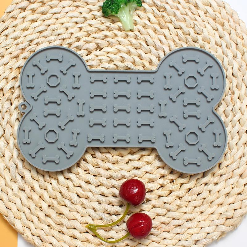 Pet Silicone Non-Slip Slow Feeder Mat - Round Food-Grade Lick Mat for Cats & Dogs