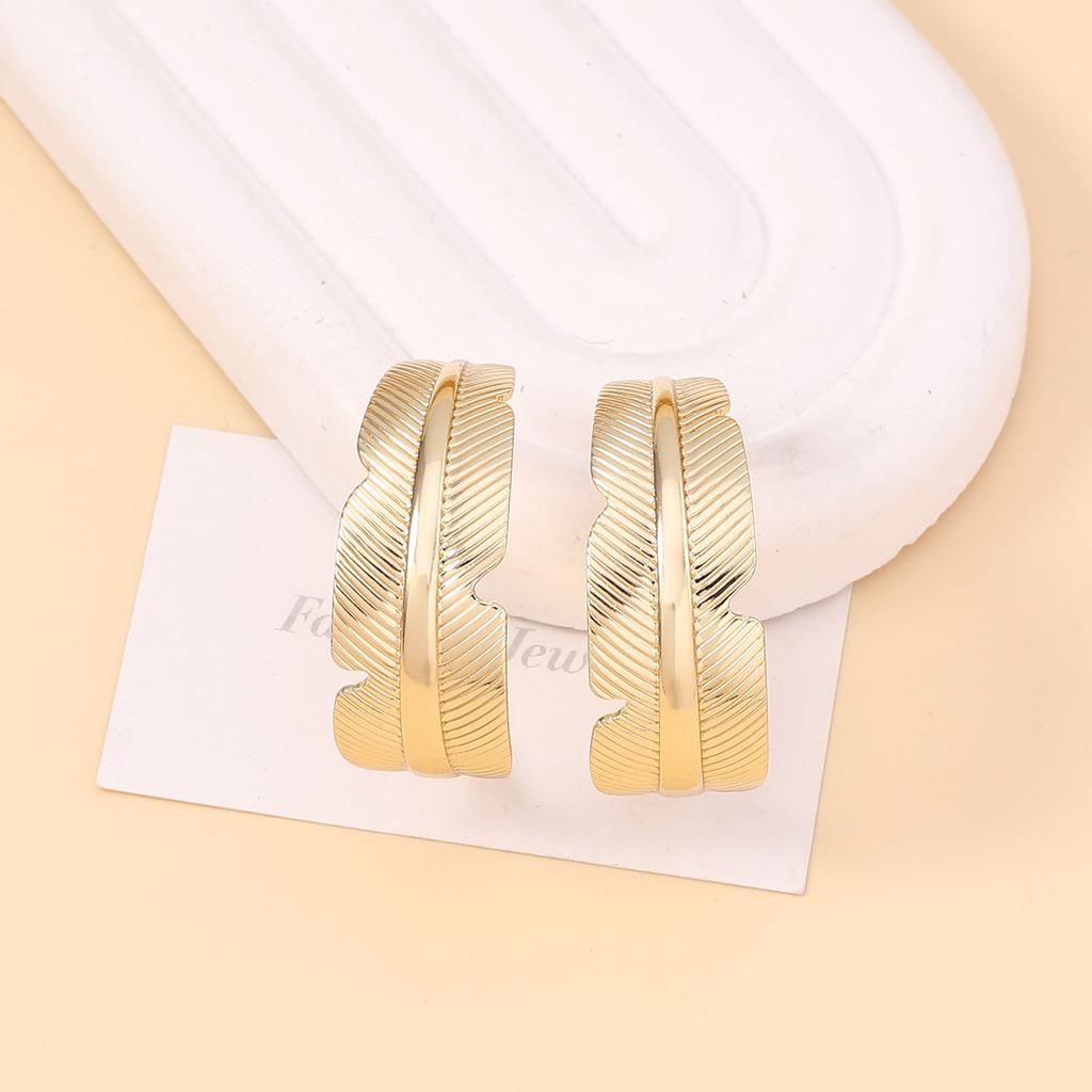 The Baroque light luxury style high-end circular C-shaped leaf-shaped stud earrings have a unique and niche design sense