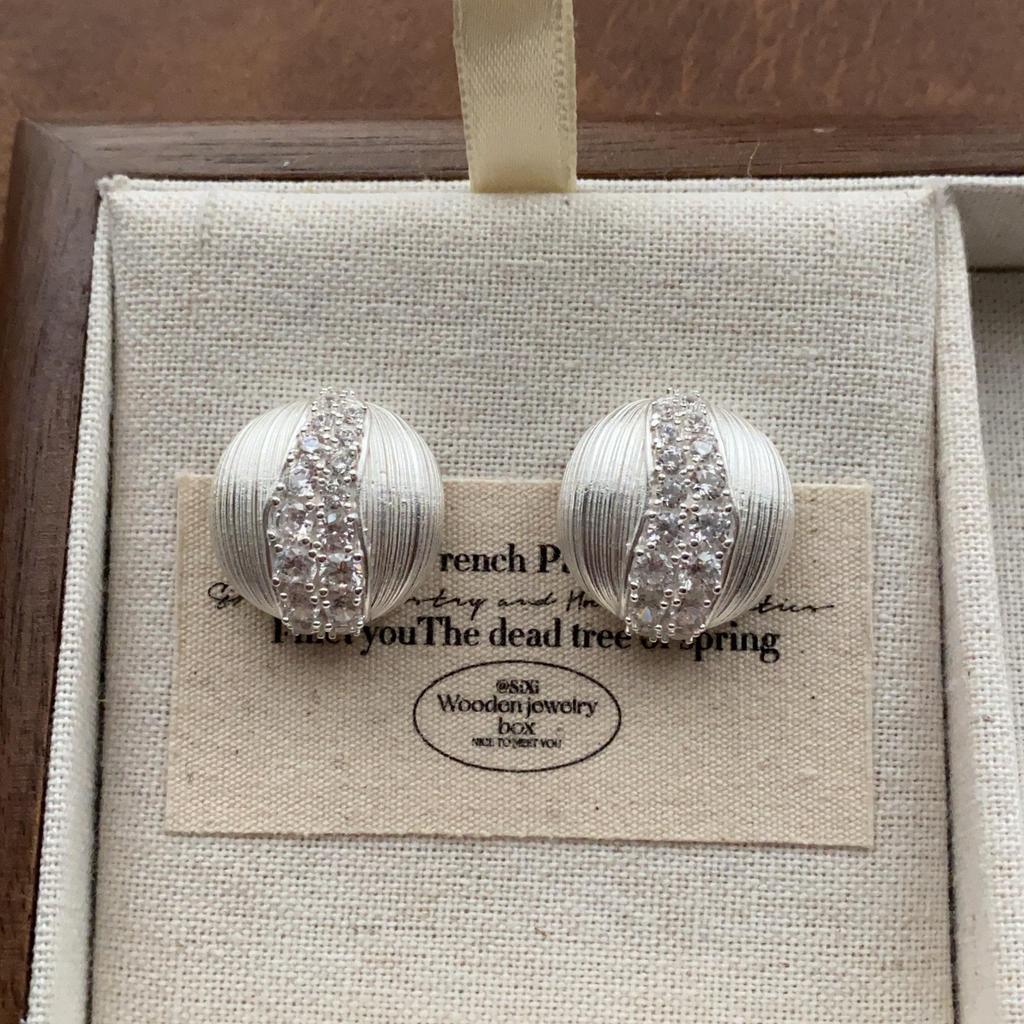 "Vintage Creamy Yellow Starfish Ear Clips: Elegant and Cute, Piercing-Free Sea Star Earrings"