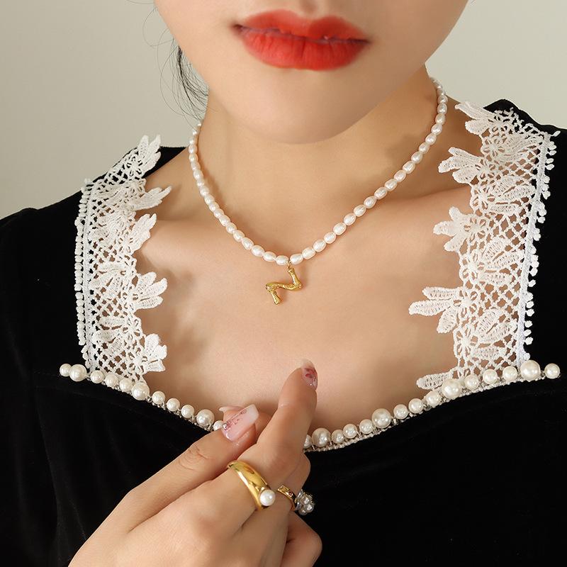 

Вечеринка Банкет Великолепный Невыцветающий Свет Роскошный Дизайн Пресноводного Жемчуга Ожерелье 26 Букв Позолоченный Кулон Ключичная Цепочка