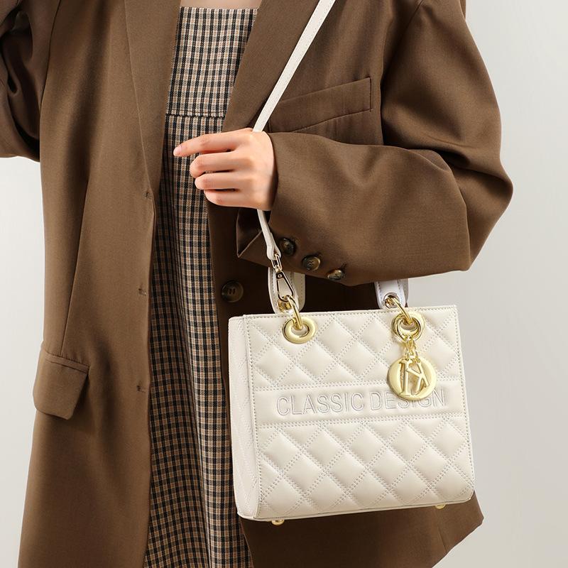 Bag Women's 2025 Summer New Women's Bag Princess Diana Bag Crossbody Bag Premium Sense Niche Leather Handbag Luggage