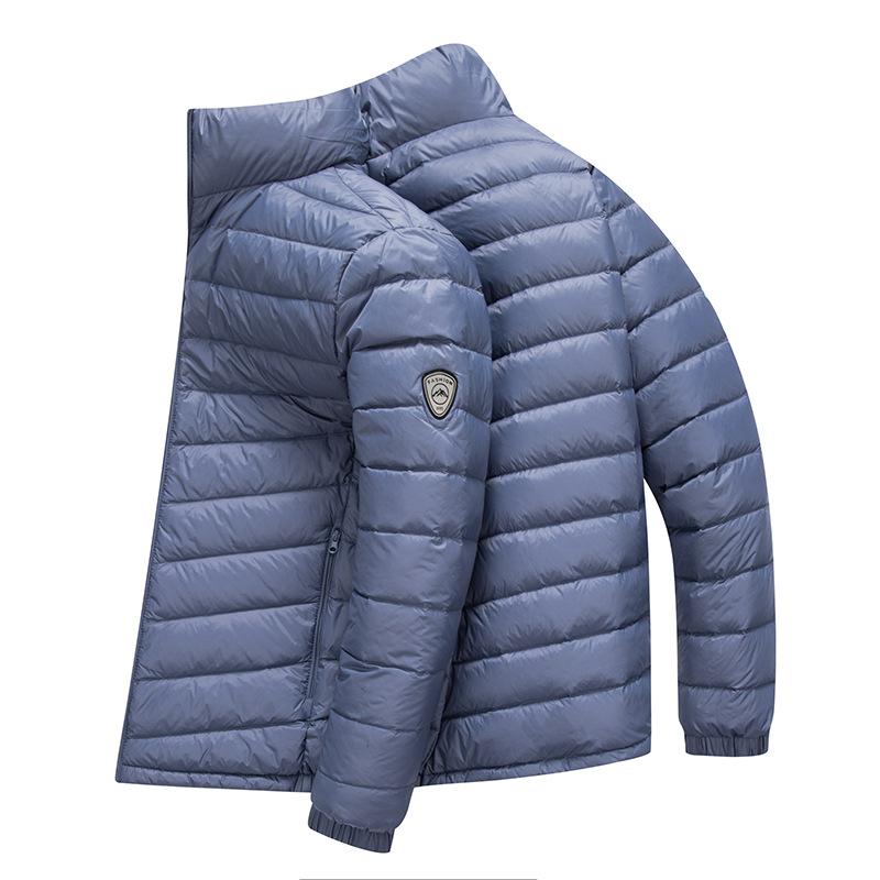 Легкая и тонкая мужская куртка-пуховик с воротником-стойкой — фото 3