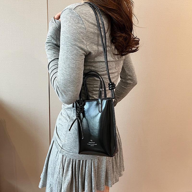 

Модна однотонна жіноча сумка через плече на одне плече 2024 року: Новий стиль, простий і популярний для пасажирів чорний