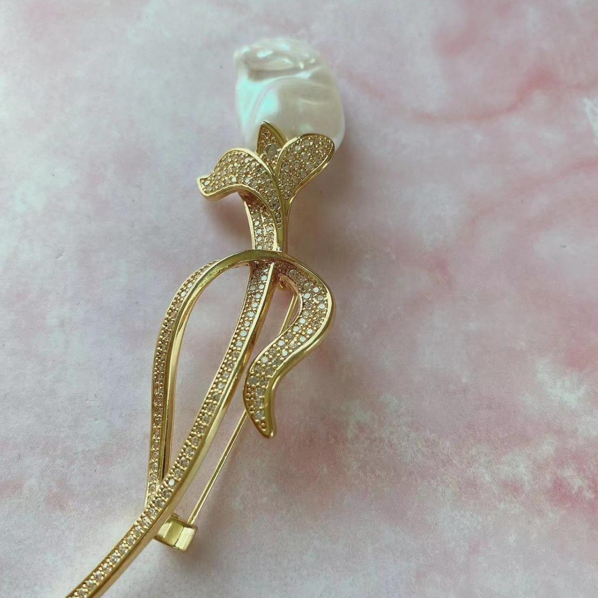 

Tulip Baroque Zircon & Pearl Brooch: Autumn/Winter Women s Suit Pin or Empty Setting. белый