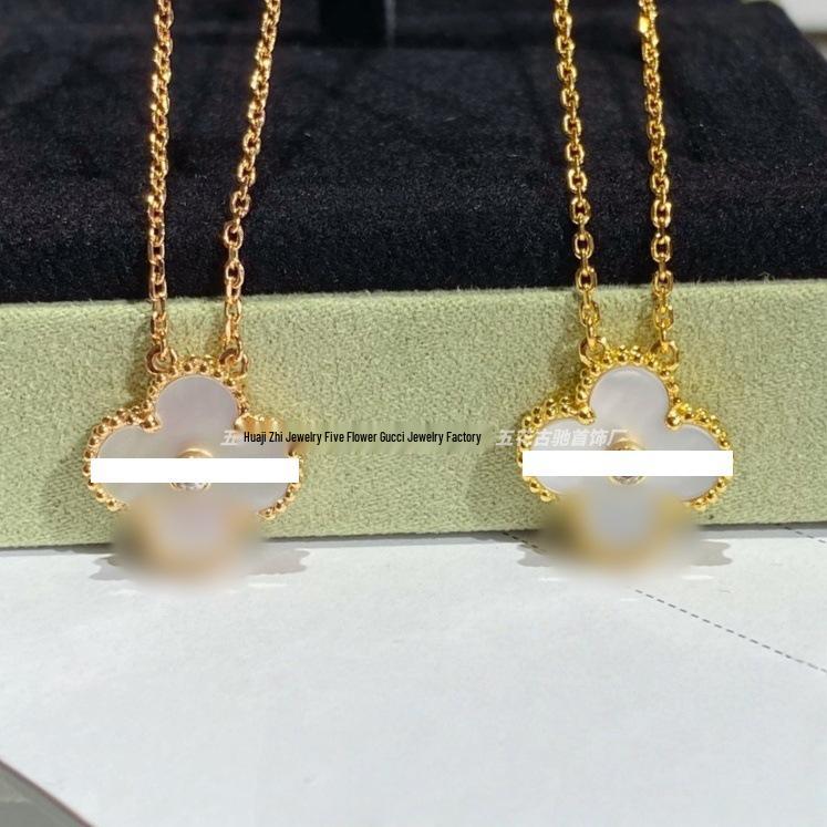 Náhrdelník Van Cleef se čtyřlístkem: Zlatý přívěsek pro ženy s pětilistým designem, bílou perletí, červeným achátem a diamantem.