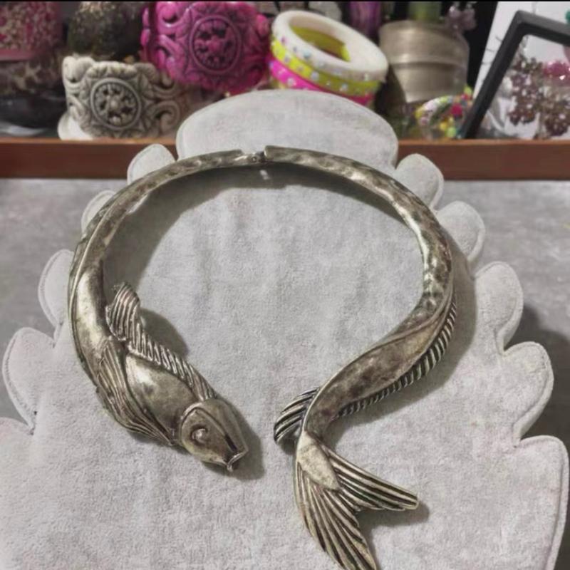 Übergroßer Fischhalskette Einzigartige Fischhalskette Legierung Textur Hals Schmuck Geeignet für Date und Soziale Treffen Tragen