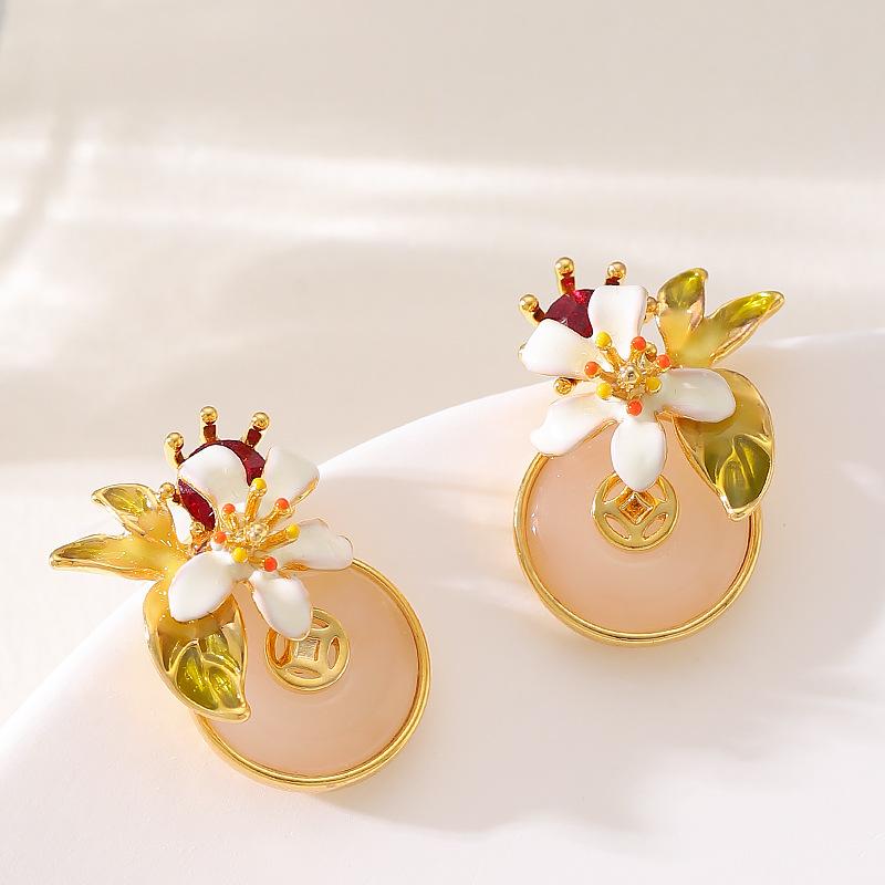 

French gentle temperament fairy wind dripping oil three-dimensional flower resin stud earrings advanced sense light luxury personality niche earrings