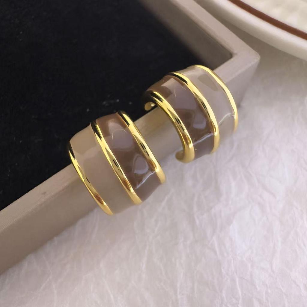 Silver Needle Clover Stud Earrings: Retro Hong Kong Style, Elegant and Fashionable Women's Luxury Jewelry.