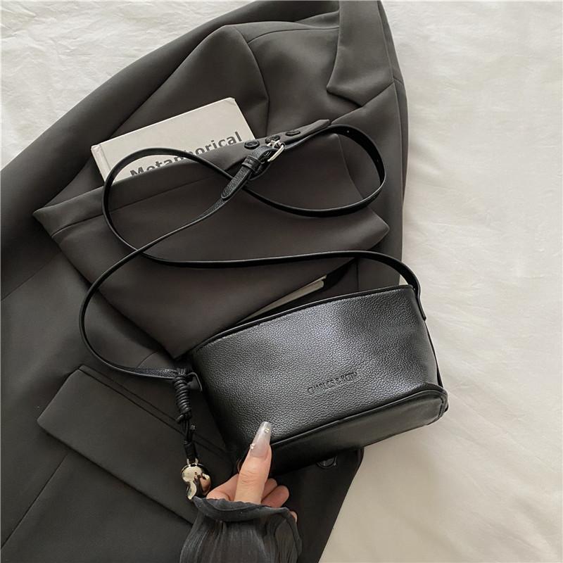 New Niche Design Shoulder Bag Premium Texture Messenger Bag Temperament Versatile Shoulder Bag Fashion Commuter Messenger Bag