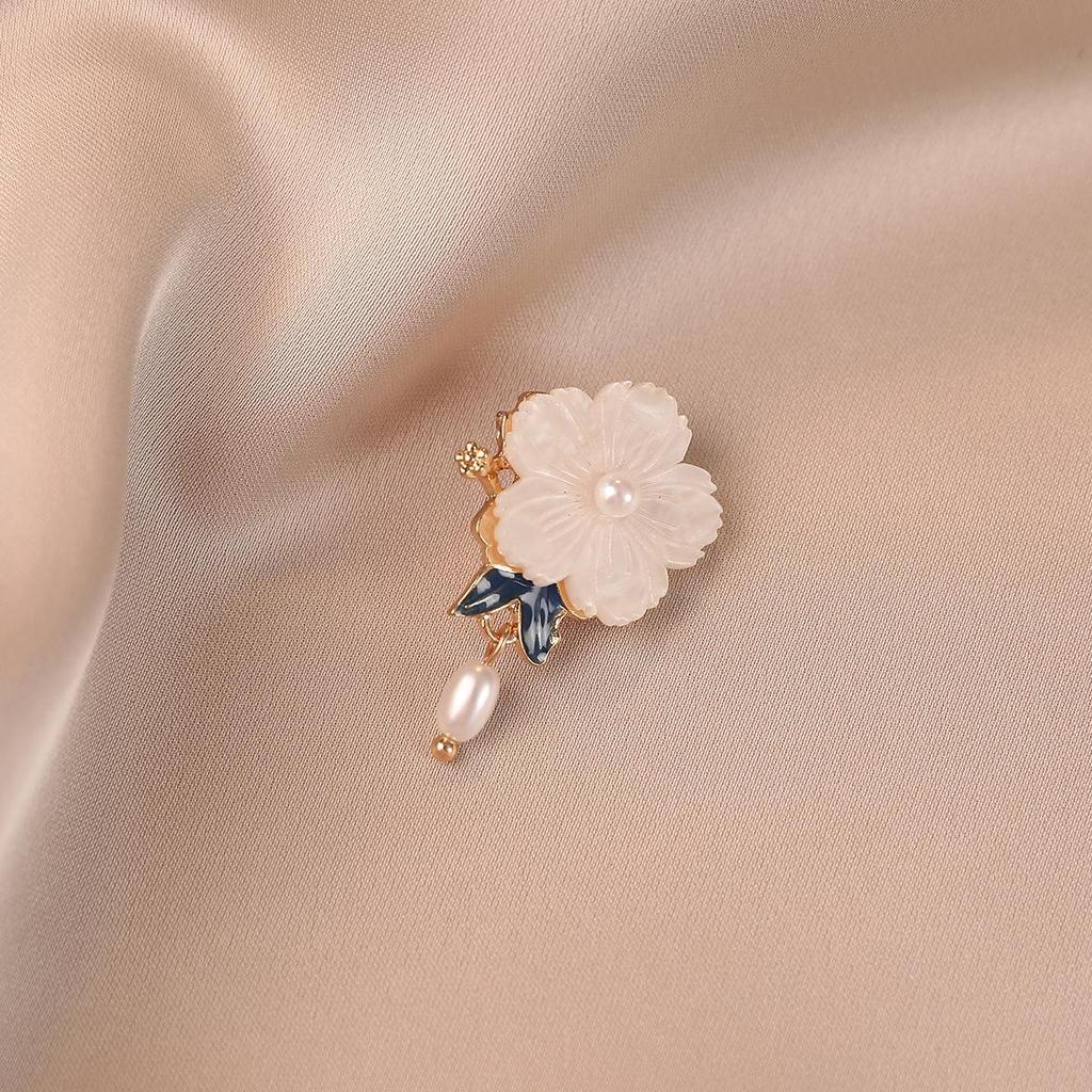 Elegant Butterfly Brooch: Luxurious Suit Accessory & Stylish Corsage for Women